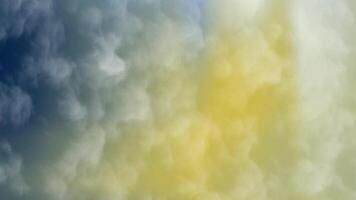 dorado zafiro etéreo resumen Cloudscape con dinámica movimiento y un mezcla de azul, amarillo, y blanco colores creando un soñador efecto video