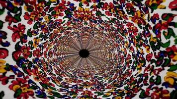 färgrik blommig mönster spiraler inåt, skapande en fascinerande visuell effekt, visa upp vibrerande nyanser och invecklad mönster i en kontinuerlig rörelse sekvens video