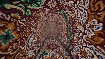 vibrerande mönstrad tunnel med invecklad mönster och rik färger, visa upp en fascinerande visuell resa genom en vackert tillverkad Plats med djup och textur video