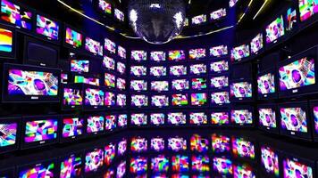 vivace scena di multiplo televisori visualizzazione colorato astratto modelli nel un' buio camera con un' discoteca sfera, la creazione di un' dinamico visivo Esperienza e immersiva atmosfera video