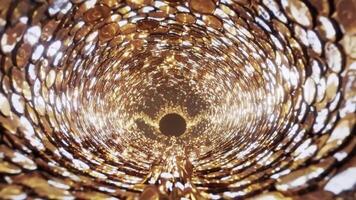 d'oro monete turbine nel un' ipnotizzante tunnel, la creazione di un' travolgente visivo flusso di leggero e struttura, illustrare il incantevole viaggio attraverso ricchezza e abbondanza video
