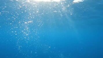 submarino ver con Dom rayos y burbujas creciente hacia el superficie creando un sereno escena video