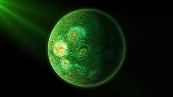 en grön planet med en klippig, texturerad yta och meteorit kratrar banor i ändlös Plats. video