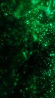 grön lysande bokeh ljus partiklar flytande i abstrakt djup fält video