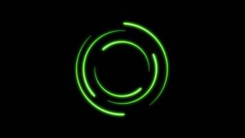 senza soluzione di continuità ciclo continuo animazione di un' Impressionante astratto design con raggiante neon verde circolare Linee contro un' buio nero sfondo video