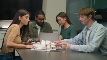 multiétnico diverso o negócio parceiros masculino fêmea colegas escritório colegas de trabalho equipe homens mulheres às conferência conversa trabalhos computador portátil papelada planejamento discussão mulheres de negócios empresários corporativo trabalho em equipe video