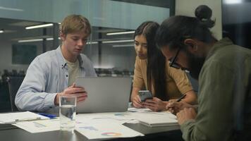 multirracial o negócio parceiros colegas de trabalho conversa discussão fêmea masculino colegas empresária empresários parceria árabe caucasiano homens mulher trabalho em equipe cooperação usar computador portátil telefone escritório sala de reuniões video