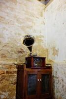 Clásico de madera gramófono música caja en antiguo de madera gabinete dentro grunge hormigón y ladrillo pared en Bangkok de Tailandia foto