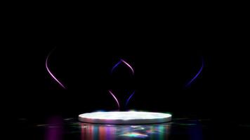 trogen vit cirkulär visa podium med vibrerande, mjuk ljus reflektioner på en mörk, glansig yta. abstrakt neon rosa och blå lysande rader kurva runt om, skapande en dynamisk video