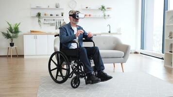 äldre man i rullstol upplever virtuell verklighet använder sig av vr headset, engagerande i fysisk gest-baserad samspel i en modern, ljus inomhus- miljö. video