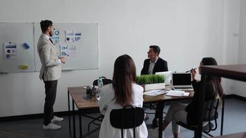 brainstorming och summering upp de företag resultat av de år på en arbetssätt möte mellan kollegor i en modern kontor video