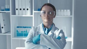 uma dedicada cientista carrinhos com confiança dentro uma moderno laboratório, destacando dela comprometimento para pesquisa e descoberta. a configuração retrata a atmosfera do inovação e profissionalismo. video