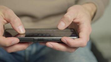 detta bild visar en närbild av händer använder sig av en smartphone, betona de betydelse av digital samspel och mobil anslutning i vår modern livsstil och snabb teknologisk framsteg video