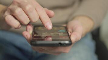 de bild visar händer tappning en smartphone, highlighting de avgörande roll av modern teknologi i vår liv, från övervakning appar och meddelandehantering till bläddring de internet och ansluter med andra video