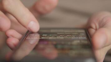 detta engagerande fångar en fascinerande närbild se av händer skickligt navigerande en smartphone pekskärm, visa upp de konst av göra flera saker samtidigt, teknologi använda sig av, och modern kommunikation metoder video