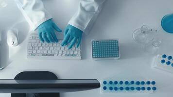 ein Wissenschaftler im ein Weiß Labor Mantel Analysen Daten mit ein Klaviatur, Pipette, und fortgeschritten Labor Instrumente, Hervorheben das Bedeutung von Präzision und Innovation im Labor Forschung video