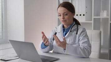 en medkännande medicinsk professionell utför ett uppkopplad samråd, som visar empati och kommunikation Kompetens medan diskuterar hälsa oro med en patient via en digital enhet video