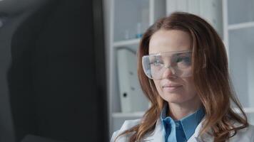 wie ein gewidmet Forscher im schützend Brillen, ich analysieren Komplex Datensätze mit fortgeschritten Technologie, Hervorheben das entscheidend Überschneidung von Wissenschaft und Technologie im modern Leben video