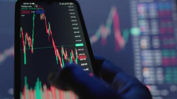 un' avvicinamento di un impegnato utente analizzando azione mercato dati su un' mobile commercio app, con vivace candeliere grafici e globale mercato analitica nel un' moderno commercio ambiente video