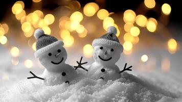 Due pupazzi di neve indossare cappelli sedersi nel neve con sfocato luci nel il sfondo la creazione di un' festivo scena video