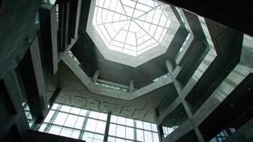 Visualizza guardare su a un interno atrio con un' geometrico lucernario e multiplo piani visibile video