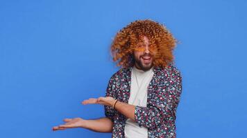 man höjning händer be Vad Varför anledning av fel, demonstrera misstro irritation förbi problem trendig social media jag Jag anti lifehacks förlöjligande människor vem komplicera enkel uppgifter för Nej anledning video