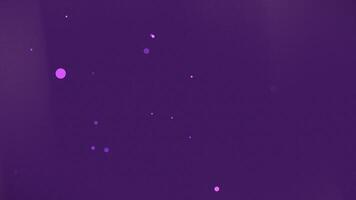 abstrakt djup lila bakgrund med mjukt lysande rosa bokeh partiklar flytande i en lugn och minimalistisk digital Plats video