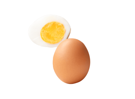 rauw eieren voedsel en gekookt of gekookt kip ei met ei dooier in voor de helft in stack geïsoleerd met knipsel pad in het dossier formaat png