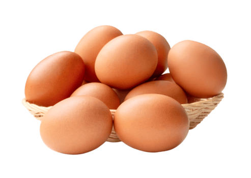 veel kip eieren in stack in rieten mand geïsoleerd met knipsel pad in het dossier formaat png