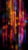 vertikal abstrakt bakgrund med snabbrörlig färgrik ljus ränder och bokeh. sömlöst looping animering av lysande neon rader faller tycka om en digital regn eller ljus ridå. video