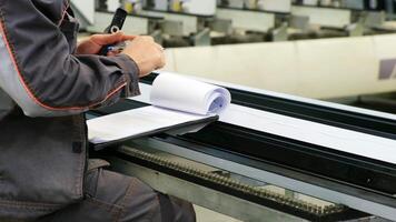 fabrik arbetstagare inspekterande fönster ramar och tar anteckningar video