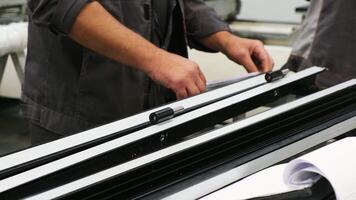 fabrik arbetstagare montering en fönster ram video