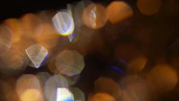 vibrante bokeh luzes crio uma mágico, sonhadores atmosfera com arco Iris prismas e dourado matizes. video