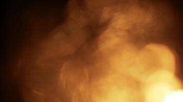 abstrait embrasé bokeh lumières dans chaud ambre tons créer une magique, éthéré atmosphère pour conception video