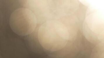 Sanft golden Bokeh Beleuchtung erstellen ein warm, verträumt, und elegant abstrakt Hintergrund perfekt zum festlich Feierlichkeiten video