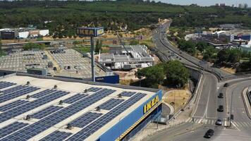 Antenne Aussicht von Ikea Geschäft mit Solar- Paneele und beschäftigt Straße im Amadora video