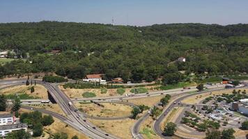 antenne visie van verkeer weg in de buurt monsanto park in Lissabon video