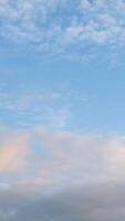een kalm, onopvallend achtergrond met de lucht en gemakkelijk, cirrus wolken. langzaam in beweging wolken. video