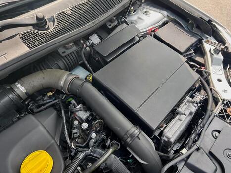 un de cerca ver de un moderno automotor motor compartimiento, exhibiendo esencial componentes me gusta el aire consumo sistema y batería cubrir, destacando sus intrincado diseño y funcionalidad foto