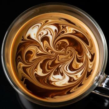 artístico remolinos de crema y café crear un fascinante modelo en un claro jarra foto