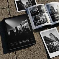 un libro con fotos de edificios y un ciudad horizonte