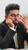 cansado indio empresario sensación preocupado acerca de financiero problema, estrés a hogar oficina lugar de trabajo. indio persona de libre dedicación corredor hombre frustrado pensando de dinero deuda, presupuesto pérdida, bancarrota. exceso de trabajo video