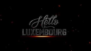 de ord Hej luxemburg i en bedrövad, metallisk font med en subtil översikt och en mörk, rökig bakgrund med lysande glöd, 4k upplösning video