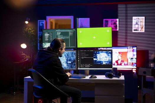 hacker carreras neural red programa en verde pantalla Bosquejo ordenador personal a incumplimiento empresa seguridad y abierto bloqueado bases de datos hombre haciendo ciber ataques utilizando profundo aprendizaje tecnología en croma llave ordenador personal foto