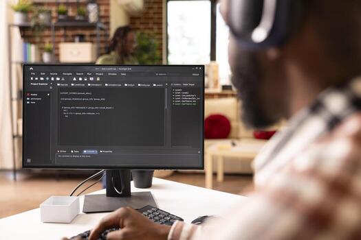 de cerca de africano americano Lanza libre descifrador utilizando escritorio ordenador personal a escribir y revisión sitio web código. negro tecnología empresario trabajando desde hogar en computadora, depuración programación idioma. foto