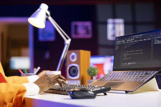 descifrador a ordenador portátil programación, escritura líneas de código, utilizando desarrollo herramientas, sensación estresado. mujer en hogar oficina teniendo fecha límite, estresado a terminar depuración software en computadora portátil, cerca arriba foto