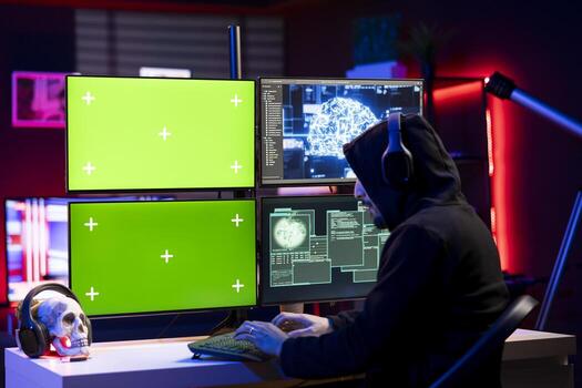 hacker escuchando música codificación en verde pantalla ordenador personal a evadir seguridad con sigilo programa malicioso pícaro ingeniero vistiendo auriculares utilizando guión en Bosquejo computadora a esconder malicioso código desde detección sistemas foto