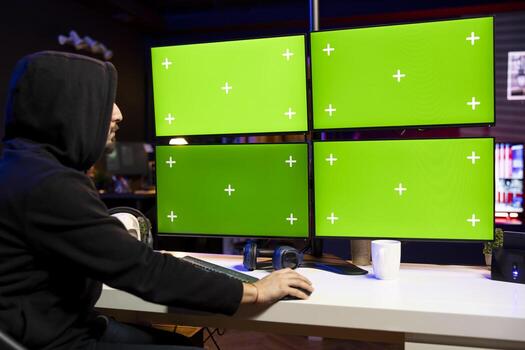 hombre codificación en aislado pantalla ordenador personal pantallas, creando sigilo malware ese evade seguridad. hacker utilizando Bosquejo multi monitor preparar a hacer guión ocultación malicioso código desde detección sistemas foto