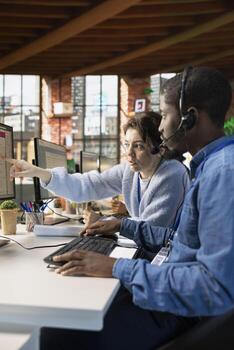 equipo de llamada centrar agentes colaborando a responder clientes técnico consultas acerca de hardware asunto. trabajo en equipo cliente apoyo colegas haciendo trabajo utilizando ordenador personal a solucionar problemas problemas foto