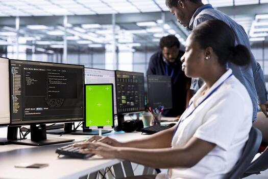 mujer en servidor cubo asegurando datos permanece blindado desde potencial amenazas utilizando croma llave tableta. empleado salvaguardar datos centrar en contra hackers con aislado pantalla dispositivo foto